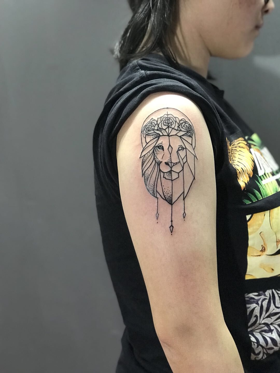 手臂狮头纹身