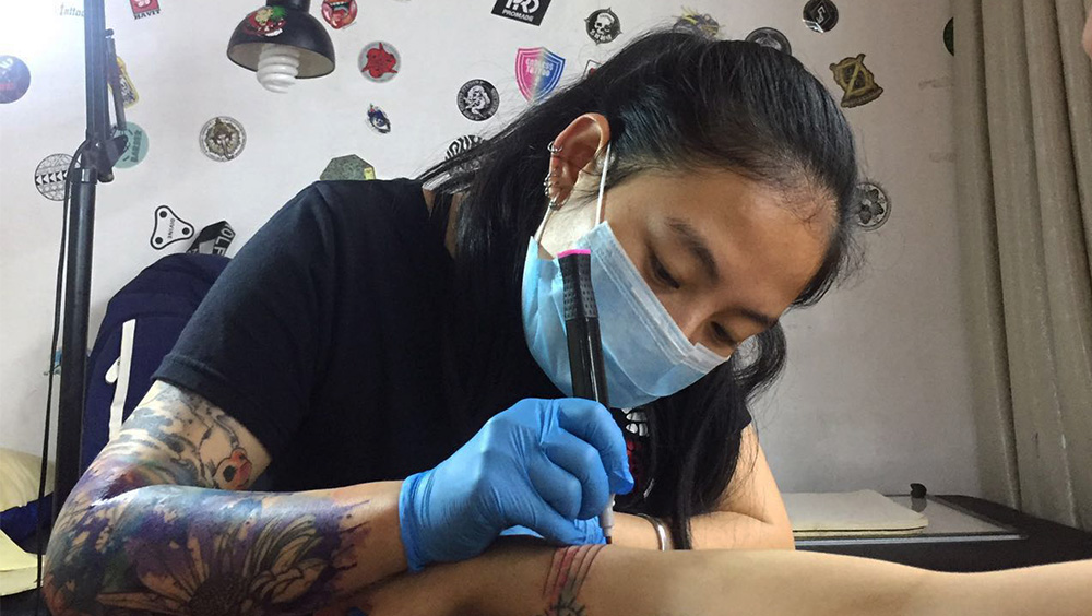 深圳女纹身师安静在给客人纹身