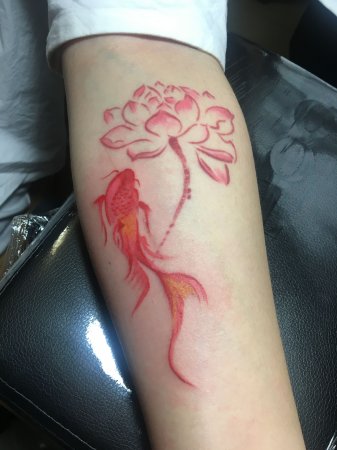 手臂红色金鱼纹身-缩略图